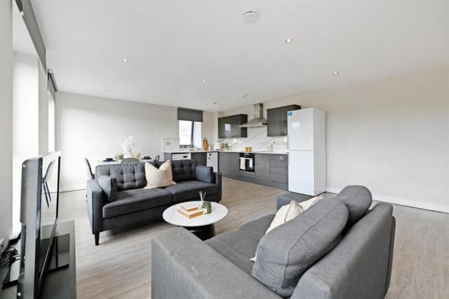 4 bed Apartment to rent Image 9