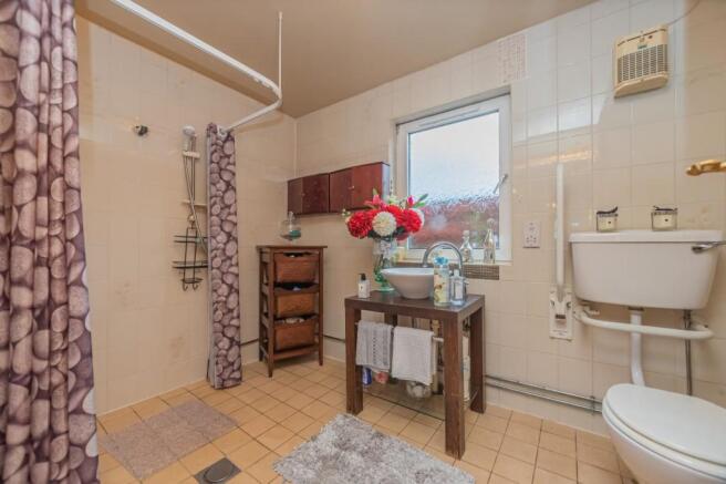 16. Shower Room.jpg