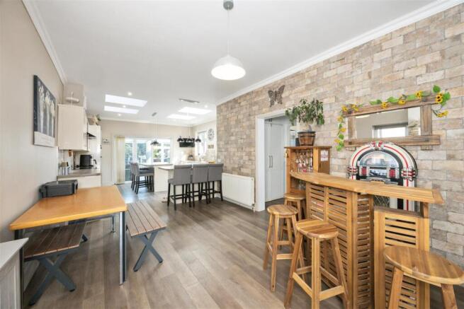 KITCHEN/DINING ROOM