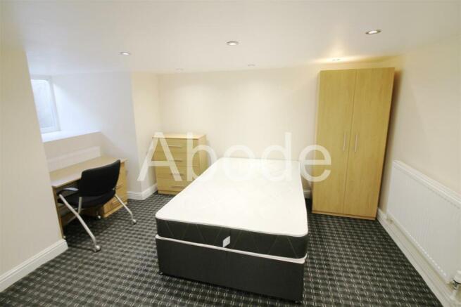 7 bed House to rent Image 4