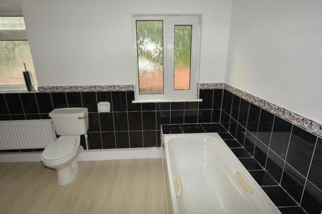 2 bed Terraced to rent Image 5