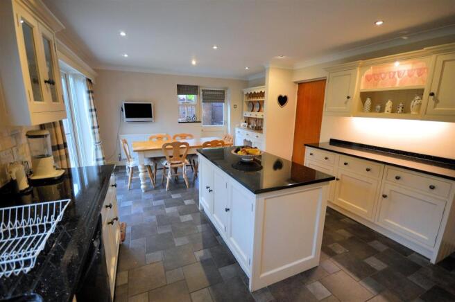 KITCHEN 3.jpg