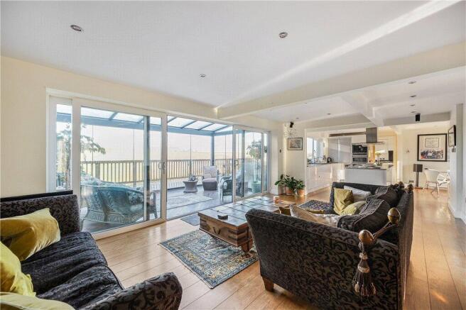 5 bed Detached for sale Image 8