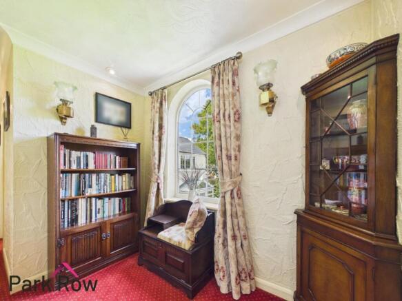 5 bed Detached for sale Image 12