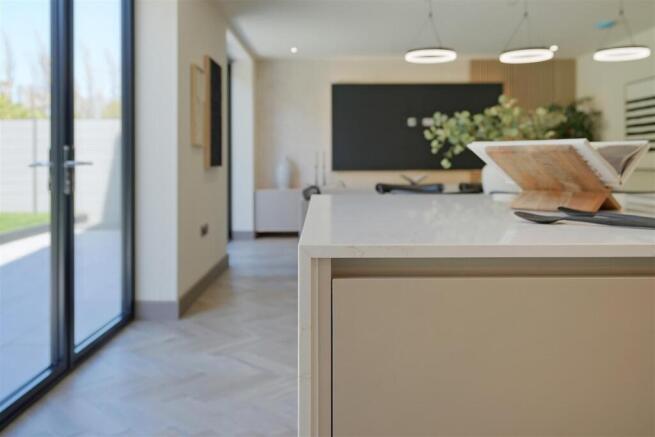 6 bed Detached for sale Image 6