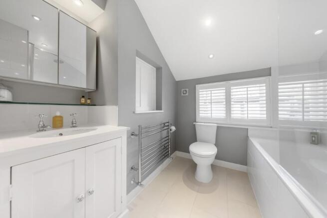 Bathroom (2).jpg