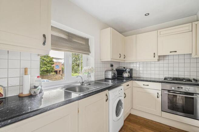 FITTED KITCHEN: