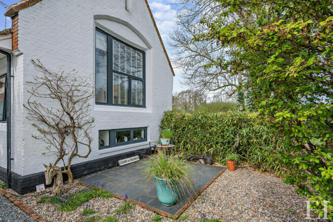 8590702-exteriorw...