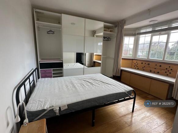 Ensuite Bedroom With Bed / 2 Dbwardrobes &Bench