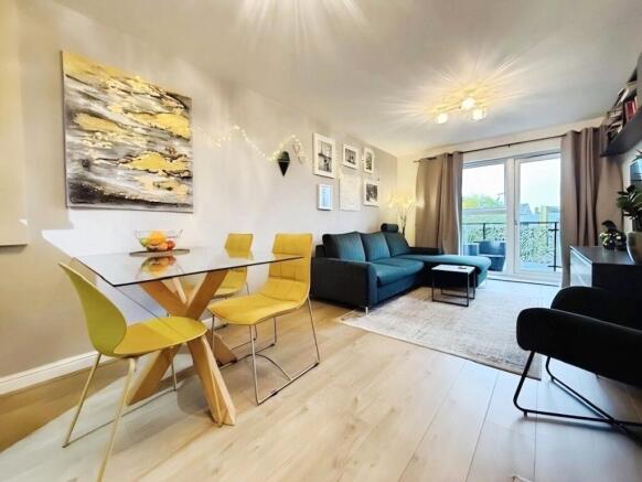 1-bed flat on Paddock Close, Windsor, Berkshire, £250,000