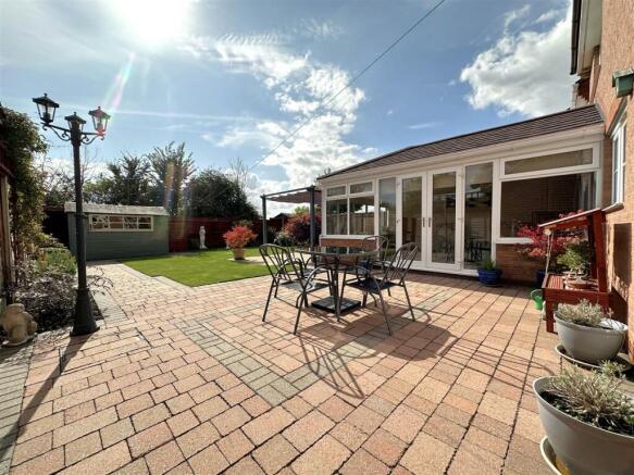 Beautifully Landscaped Garden 704