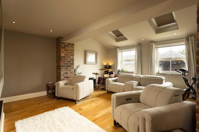 6 bed Semi-Detached for sale Image 12