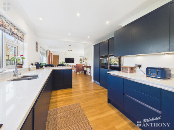 CAM03852G0-PR0553-STILL004