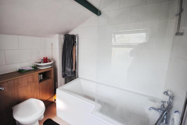 pbox-bathroom-321303.JPG