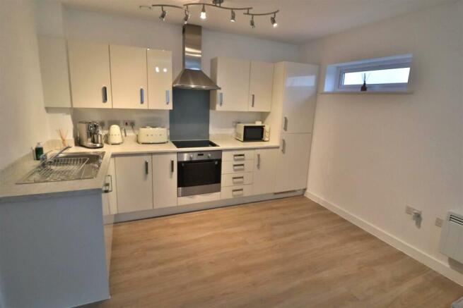 OPEN PLAN LOUNGE/DINING/KITCHEN AREA