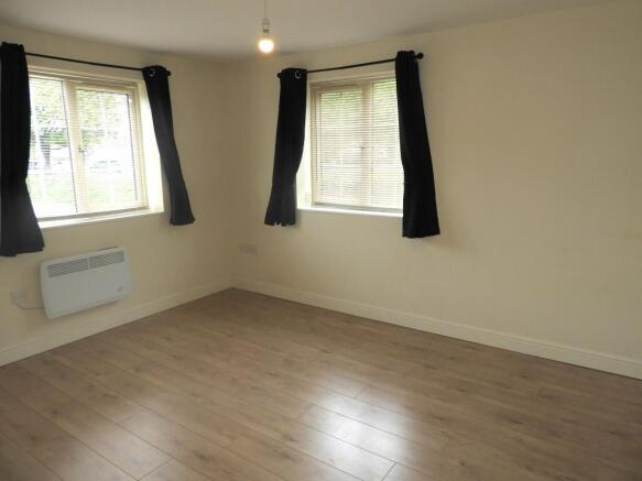 2 bed Apartment to rent Image 4
