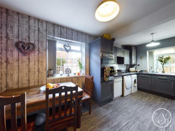 4 bed Semi-Detached Bungalow for sale Image 6