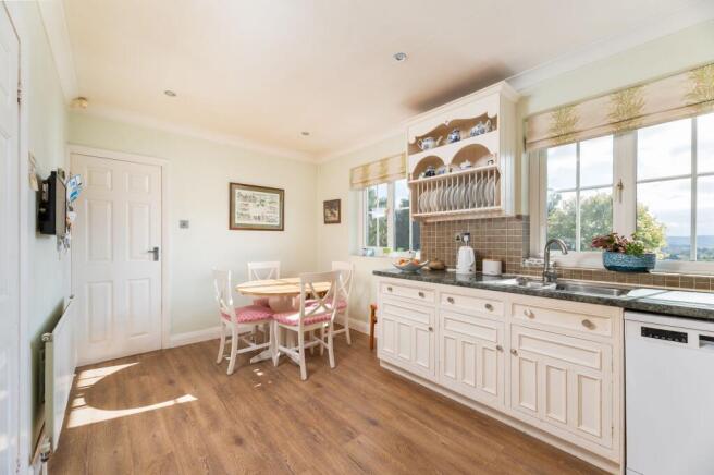 4 bed Detached for sale Image 6