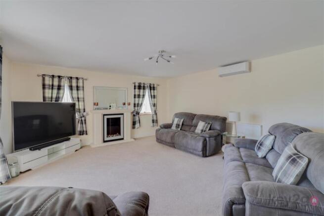 5 bed Detached for sale Image 12