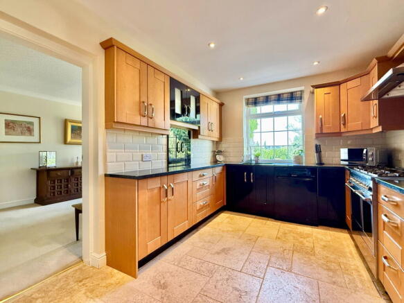 5 bed Detached for sale Image 10