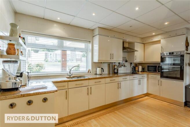 5 bed Detached for sale Image 6