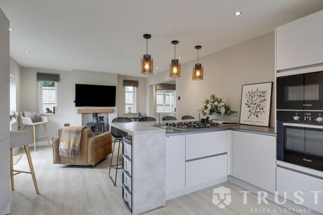 4 bed Detached for sale Image 5