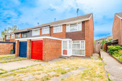 Kingfisher Drive, Yateley, Hampshire, GU46