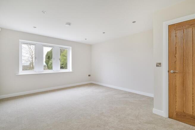 5 bed Detached for sale Image 6