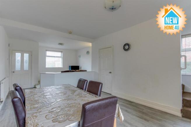 LOUNGE / DINING ROOM: