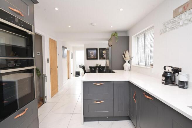 4 bed Semi-Detached for sale Image 6