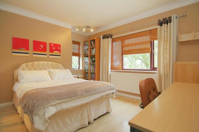 6 bed Detached for sale Image 12