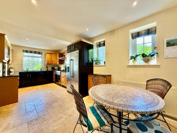 5 bed Detached for sale Image 7