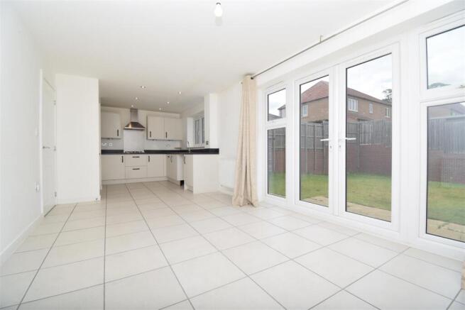 4 bed Detached to rent Image 4