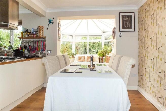 KITCHEN/DINING ROOM