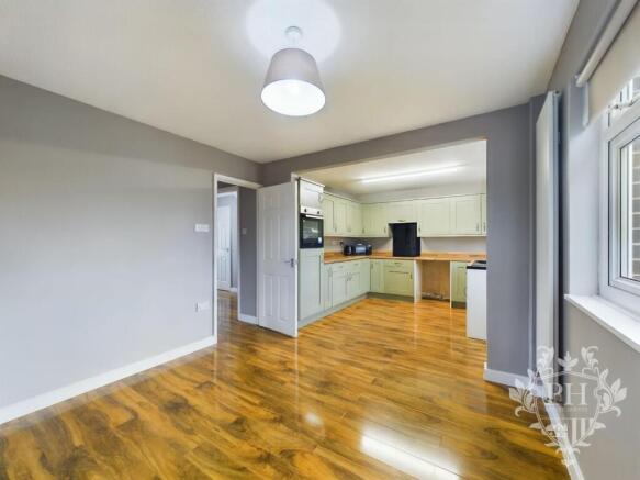 4 bed Semi-Detached to rent Image 4