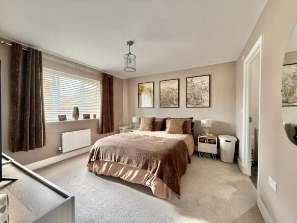 5 bed Detached for sale Image 9