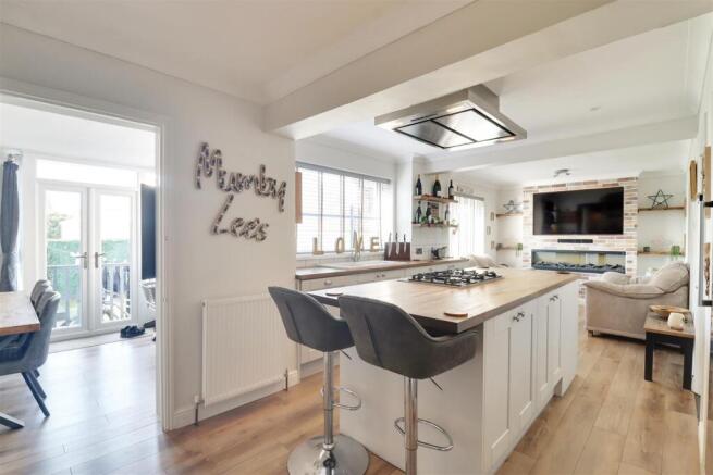 5 bed Semi-Detached for sale Image 4