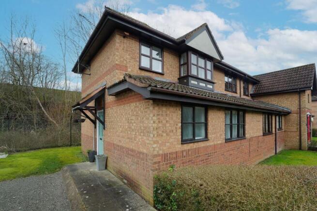 1-bed flat on Osprey Close, Watford, WD25, £200,000