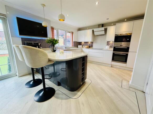 4 bed Detached for sale Image 11