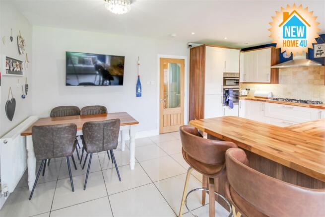 KITCHEN / DINING / DAY ROOM: