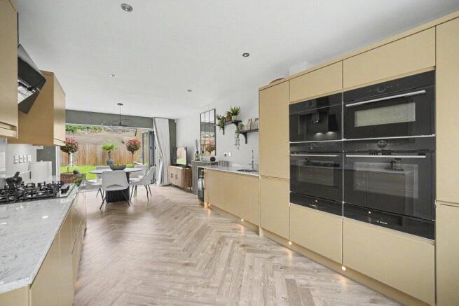 5 bed Detached for sale Image 4