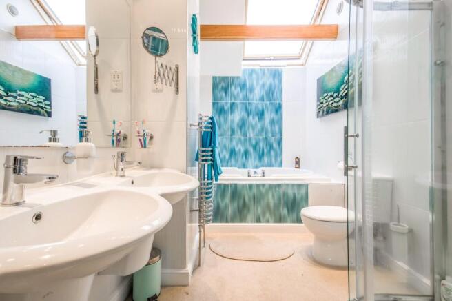 Ensuite to main bedr