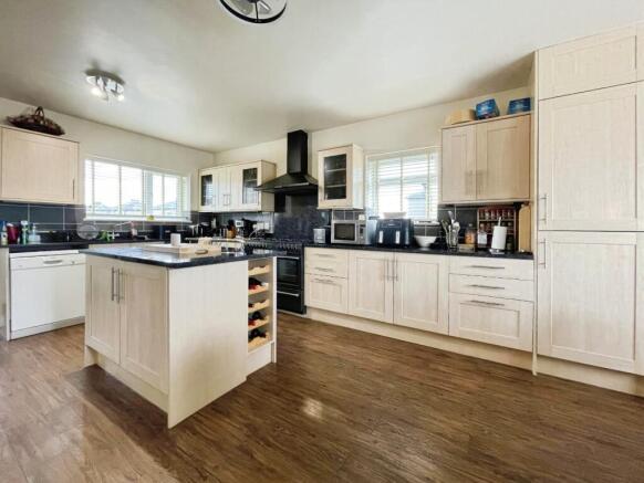 4 bed Semi-Detached for sale Image 6