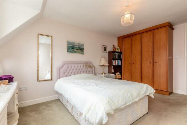 Carfax Court Redland Bed 1b.jpg
