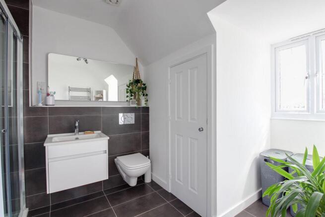 Ensuite to Bed 1