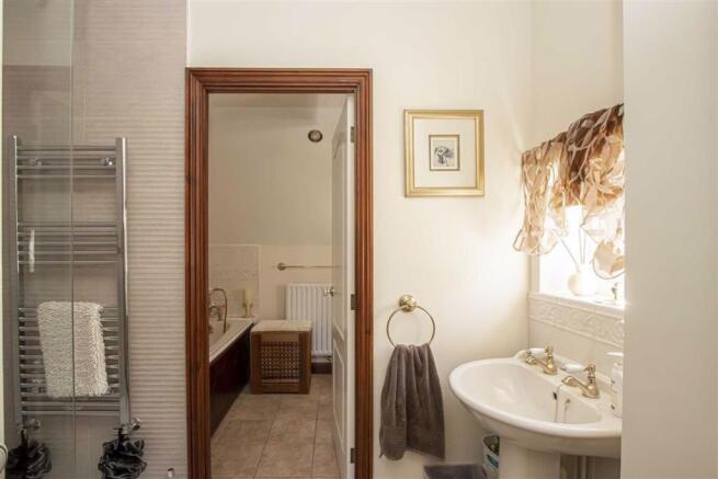 5 PC EN-SUITE SHOWER ROOM