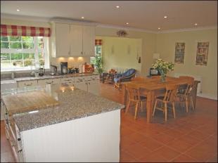 KITCHEN/BREAKFAST