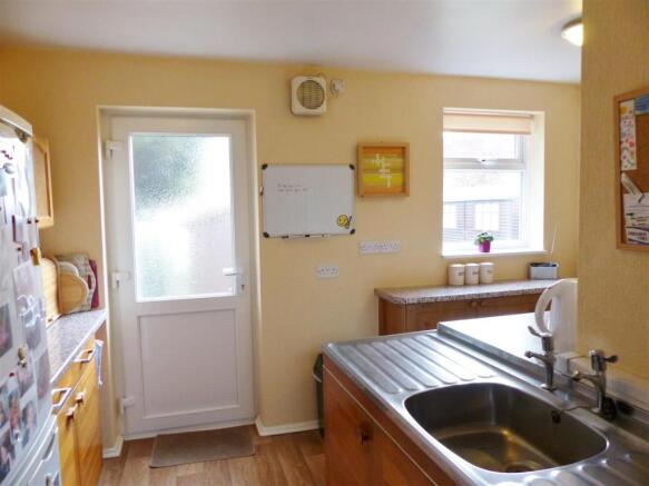 KITCHEN (L- SHAPED)