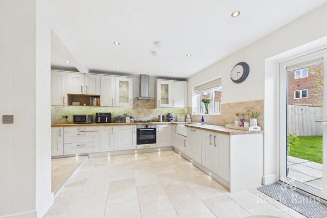 4 bed Semi-Detached for sale Image 4