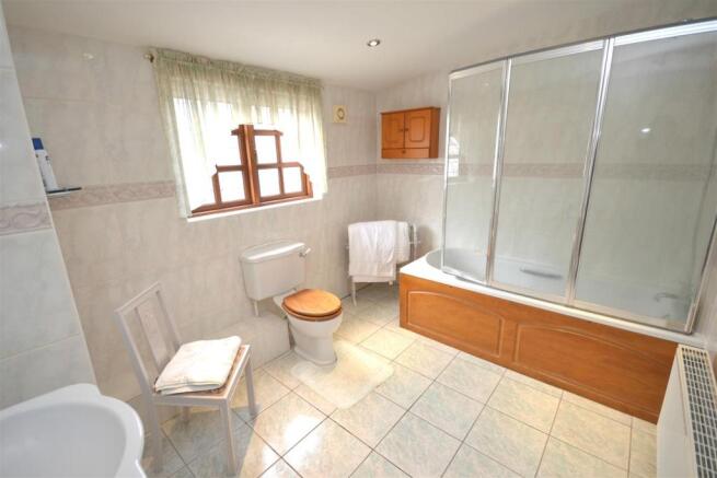 Family Bathroom a.jp